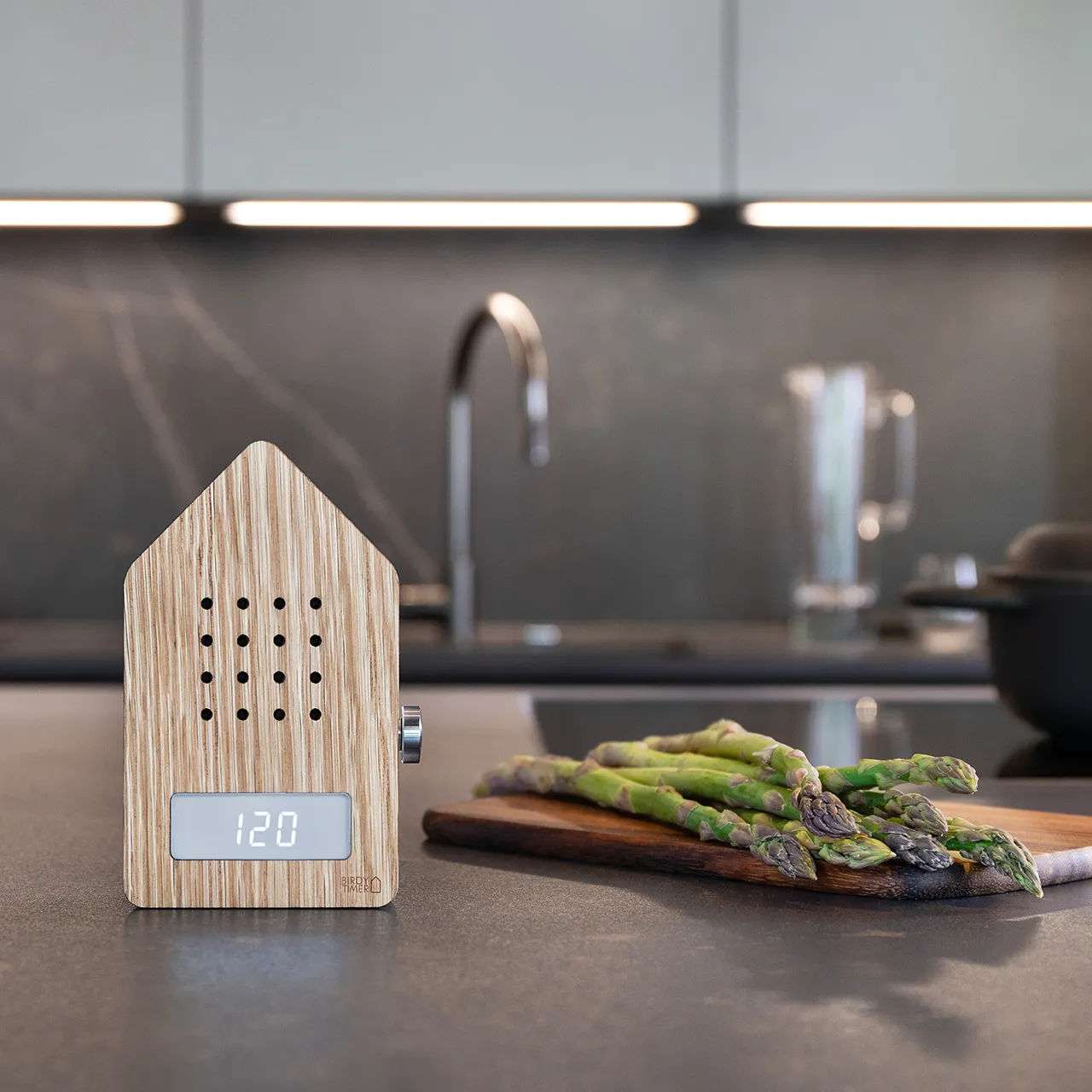 Oak wood Birdytimer on a kitchen counter